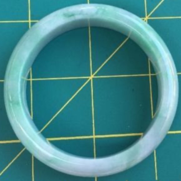 VINTAGE 14mm WIDE CELADON GREEN JADE JADEITE GEMSTONE CARVED 6" BANGLE BRACELET - Picture 6 of 7